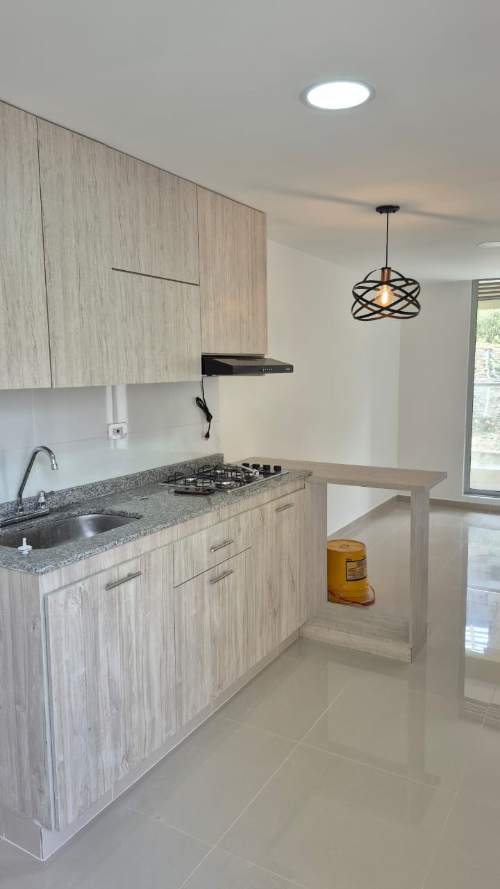 Cocina en madera clara con granito
