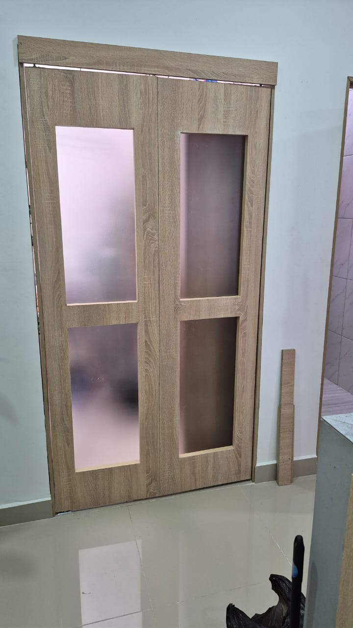 Puerta plegable con vidrio