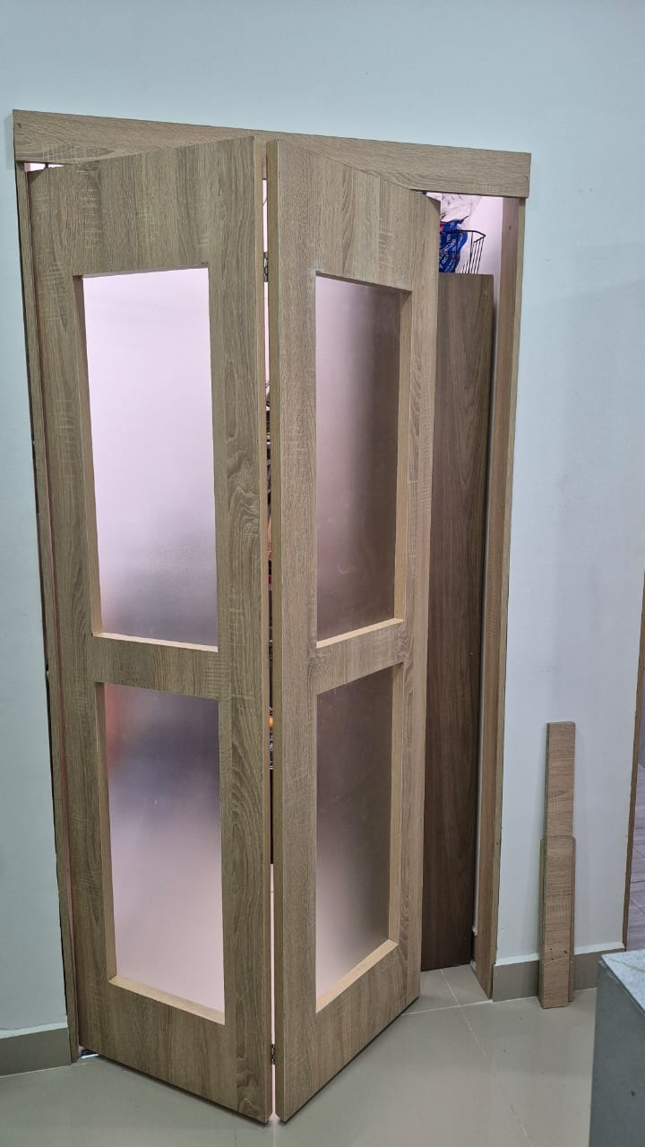 Puerta plegable en madera